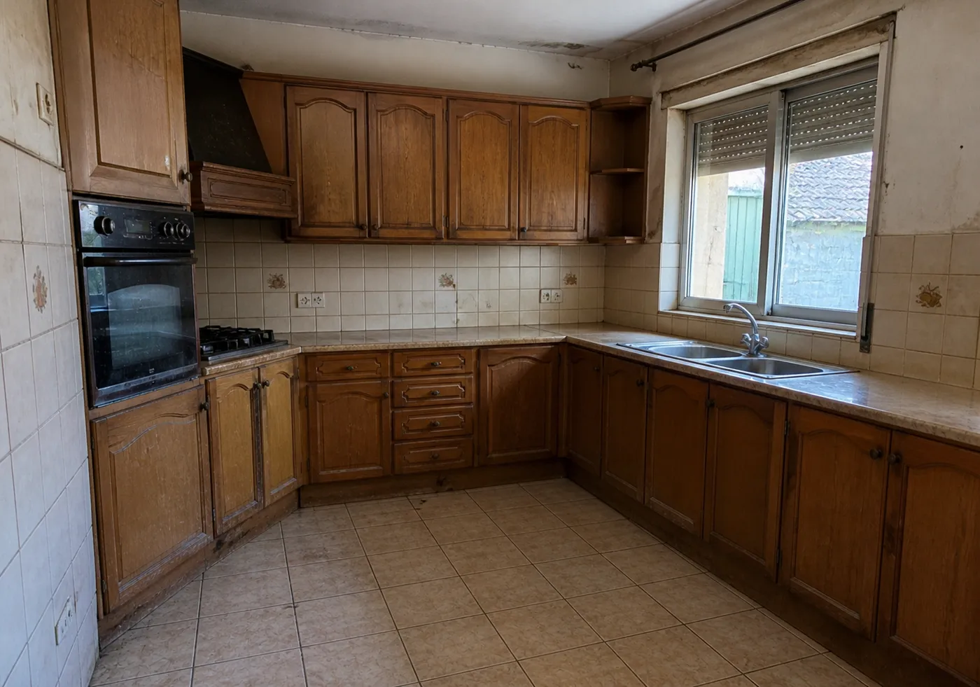 Cozinha antiga em madeira escura antes da remodelação